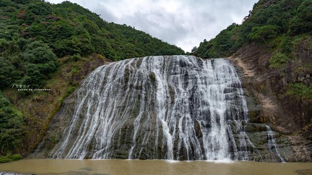 28岁男星离奇去世,尸检结果曝光死因,家属河边举行招魂仪式